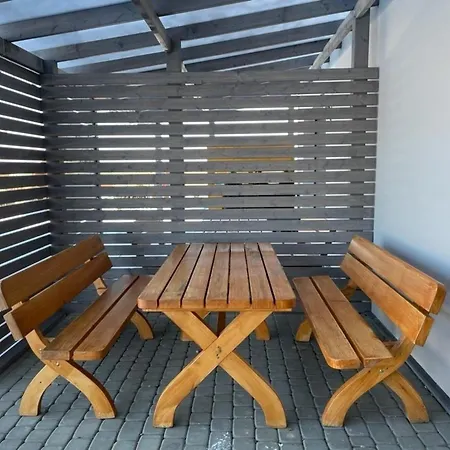 Adama Mit Garten Und Pool Apartment