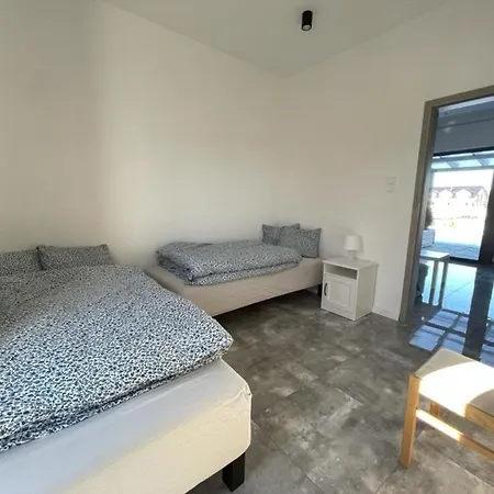 Adama Mit Garten Und Pool Apartment